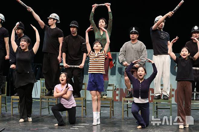 [고양=뉴시스] 박진희 기자 = 뮤지컬 '빌리 엘리어트' 출연 배우들이 10일 경기 고양시 아람누리극장에서 주요 장면을 시연하고 있다. 2026.03.10. pak7130@newsis.com