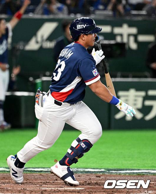 [OSEN=도쿄(일본), 손용호 기자] 7일 일본 도쿄돔에서 2026 월드베이스볼클래식(WBC) 조별리그 C조 대한민국과 일본의 경기가&nbsp;열렸다.한국은 잠수함 고영표, 일본은 좌완 기쿠치 유세이를 선발로 내세웠다. WBC에서 2006년 4강, 2009년 준우승을 차지한 한국은 이후 3개 대회(2013년, 2017년, 2023년)에서 연달아 1라운드를 통과하지 못하고 있다. 이번 대회에서는 8강 토너먼트 복귀를 목표로 대회에 임하고 있다. 지난 5일 체코와의 첫 경기에서는 11-4로 대승을 거두며 좋은 출발을 했다.&nbsp;3회초 1사 1루에서 한국 안현민이 좌전 안타를 날리고 있다. 2026.03.07&nbsp;/spjj@osen.co.kr