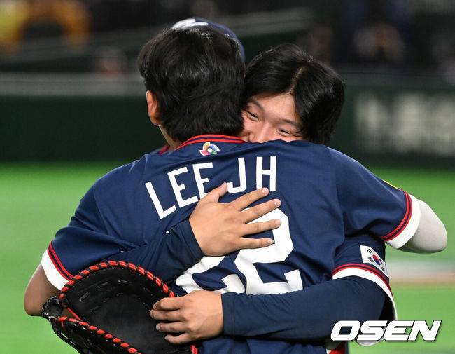 [OSEN=도쿄(일본), 손용호 기자] 도쿄의 기적이 나왔다. 한국 WBC 대표팀이 17년 만에 1라운드를 통과했다.&nbsp;한국은 9일 일본 도쿄돔에서 열린 ‘2026 월드베이스볼클래식(WBC)’ 1라운드 C조 호주와의 경기에서 로 승리를 거뒀다. 이로써 한국은 조별라운드 2승2패를 기록하면서 호주, 대만 등을 최소실점률로 제치면서 2009년 이후 17년 만에 1라운드를 통과했다. 이제 한국은 마이애미행 전세기를 탄다.경기 종료 후 한국 이정후가 문보경과 승리의 기쁨을 나누고 있다. 2026.03.09&nbsp;/spjj@osen.co.kr