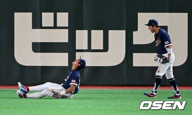 [OSEN=도쿄(일본), 손용호 기자] 도쿄의 기적이 나왔다. 한국 WBC 대표팀이 17년 만에 1라운드를 통과했다.&nbsp;한국은 9일 일본 도쿄돔에서 열린 ‘2026 월드베이스볼클래식(WBC)’ 1라운드 C조 호주와의 경기에서 로 승리를 거뒀다. 이로써 한국은 조별라운드 2승2패를 기록하면서 호주, 대만 등을 최소실점률로 제치면서 2009년 이후 17년 만에 1라운드를 통과했다. 이제 한국은 마이애미행 전세기를 탄다.9회말 1사 1루에서 한국 이정후가 호주 릭슨 윈그로브를 우익수 플라이로 처리하고 있다. 2026.03.09&nbsp;/spjj@osen.co.kr