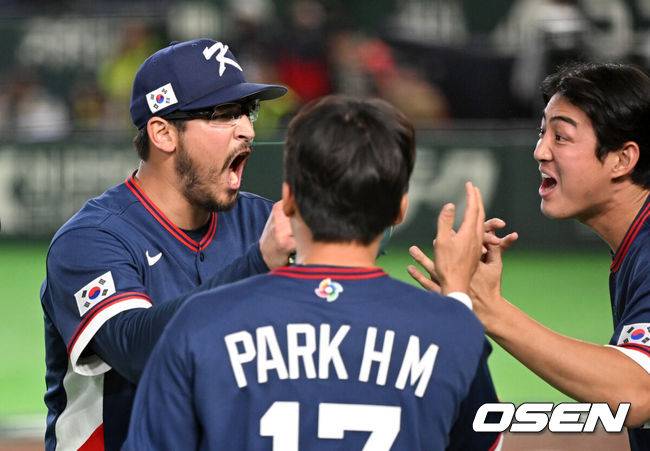 [OSEN=도쿄(일본), 손용호 기자] 9일 일본 도쿄돔에서 월드베이스볼클래식(WBC) 조별리그 C조 한국과 호주의 경기가&nbsp;열렸다.C조는 일본이 3승으로 조 1위를 확정, 8강에 진출했다. 호주가 2승 1패, 대만이 2승 2패, 한국이 1승 2패, 체코는 3패다.한국 WBC 대표팀이 8강에 진출하려면 호주에 2점 이하로 실점하면서 5점 차 이상으로 승리해야만 한다.7회말 2사 3루에서 한국 데인 더닝이 호주 릭슨 윈그로브를 삼진으로 처리하고 환호하고 있다. 2026.03.09&nbsp;/spjj@osen.co.kr