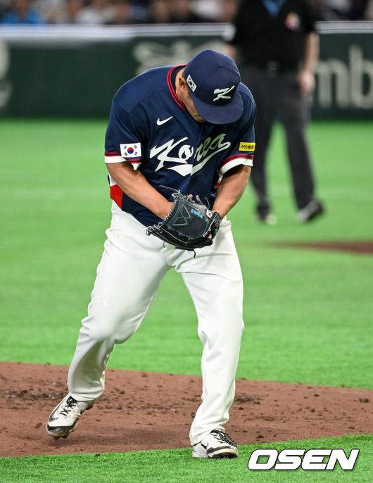 [OSEN=도쿄(일본), 손용호 기자] 9일 일본 도쿄돔에서 월드베이스볼클래식(WBC) 조별리그 C조 한국과 호주의 경기가&nbsp;열렸다.C조는 일본이 3승으로 조 1위를 확정, 8강에 진출했다. 호주가 2승 1패, 대만이 2승 2패, 한국이 1승 2패, 체코는 3패다.한국 WBC 대표팀이 8강에 진출하려면 호주에 2점 이하로 실점하면서 5점 차 이상으로 승리해야만 한다.3회말 2사에서 한국 노경은이 호주 커티스 미드를 땅볼 처리하고 환호하고 있다. 2026.03.09&nbsp;/spjj@osen.co.kr