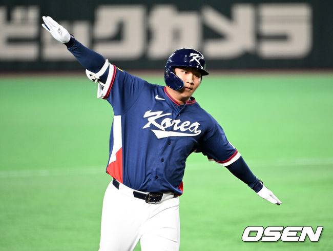 [OSEN=도쿄(일본), 손용호 기자] 9일 일본 도쿄돔에서 월드베이스볼클래식(WBC) 조별리그 C조 한국과 호주의 경기가&nbsp;열렸다.C조는 일본이 3승으로 조 1위를 확정, 8강에 진출했다. 호주가 2승 1패, 대만이 2승 2패, 한국이 1승 2패, 체코는 3패다.한국 WBC 대표팀이 8강에 진출하려면 호주에 2점 이하로 실점하면서 5점 차 이상으로 승리해야만 한다.2회초 무사 1루에서 한국 문보경이 우중월 투런 홈런을 치고 세리머니를 하고 있다. 2026.03.09&nbsp;/spjj@osen.co.kr