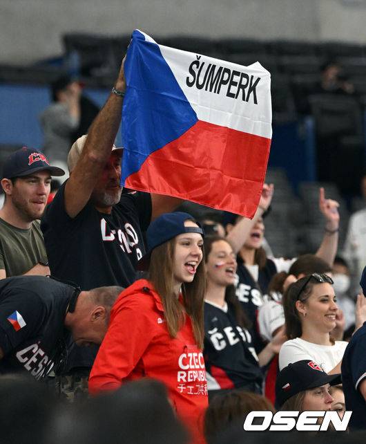 [OSEN=도쿄, 손용호 기자] 10일 도쿄 도쿄돔에서 2023 WBC(월드베이스볼클래식) 체코와 중국의 경기가 벌어졌다.체코 응원단이 4회까지 무실점으로 호투한 파디삭을 응원 하고 있다.2023.03.10/spjj@osen.co.kr