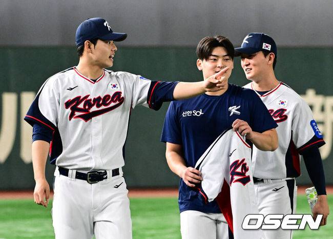 [OSEN=도쿄(일본), 조은정 기자]류지현 감독이 이끄는 대한민국 야구 대표팀이 14일 일본 도쿄돔에서 월드베이스볼클래식(WBC) 대비 한일 평가전을 앞두고 훈련을 가졌다. 한국 대표팀은 14일일 훈련을 하고 15일과 16일 일본과 두 차례 평가전을 치른다.훈련을 마친 문동주가 조병현, 김건우와 대화를 나누고 있다. 2025.11.14 /cej@osen.co.kr
