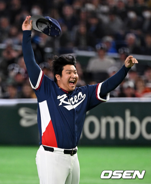 [OSEN=도쿄(일본), 손용호 기자] 도쿄의 기적이 나왔다. 한국 WBC 대표팀이 17년 만에 1라운드를 통과했다. 한국은 9일 일본 도쿄돔에서 열린 ‘2026 월드베이스볼클래식(WBC)’ 1라운드 C조 호주와의 경기에서 로 승리를 거뒀다. 이로써 한국은 조별라운드 2승2패를 기록하면서 호주, 대만 등을 최소실점률로 제치면서 2009년 이후 17년 만에 1라운드를 통과했다. 이제 한국은 마이애미행 전세기를 탄다.경기 종료 한국 문보경이 동료들과 승리의 기쁨을 나누고 있다. 2026.03.09 /spjj@osen.co.kr