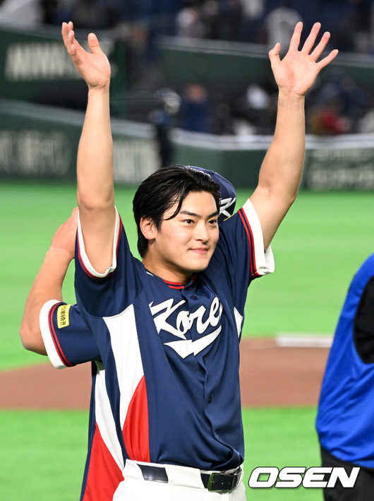 [OSEN=도쿄(일본), 손용호 기자] 도쿄의 기적이 나왔다. 한국 WBC 대표팀이 17년 만에 1라운드를 통과했다. 한국은 9일 일본 도쿄돔에서 열린 ‘2026 월드베이스볼클래식(WBC)’ 1라운드 C조 호주와의 경기에서 로 승리를 거뒀다. 이로써 한국은 조별라운드 2승2패를 기록하면서 호주, 대만 등을 최소실점률로 제치면서 2009년 이후 17년 만에 1라운드를 통과했다. 이제 한국은 마이애미행 전세기를 탄다.경기 종료 후 한국 조병현이 승리의 기쁨을 나누고 있다. 2026.03.09 /spjj@osen.co.kr