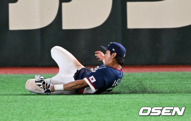 [OSEN=도쿄(일본), 손용호 기자] 도쿄의 기적이 나왔다. 한국 WBC 대표팀이 17년 만에 1라운드를 통과했다. 한국은 9일 일본 도쿄돔에서 열린 ‘2026 월드베이스볼클래식(WBC)’ 1라운드 C조 호주와의 경기에서 로 승리를 거뒀다. 이로써 한국은 조별라운드 2승2패를 기록하면서 호주, 대만 등을 최소실점률로 제치면서 2009년 이후 17년 만에 1라운드를 통과했다. 이제 한국은 마이애미행 전세기를 탄다.9회말 1사 1루에서 한국 이정후가 호주 릭슨 윈그로브를 우익수 플라이로 처리하고 있다. 2026.03.09 /spjj@osen.co.kr
