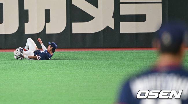 &nbsp;엄청난 속도로 달려가 몸을 날려 한참을 미끄러지고 있다.