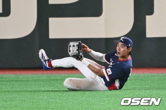 &nbsp;이정후가 타구를 잡은 후 주자를 살피고 있다.