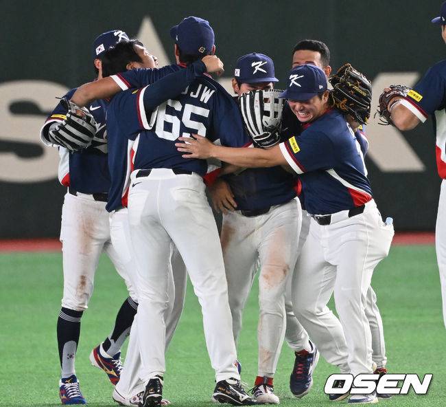 &nbsp;이정후가 고우석 등 동료들에 파묻혀 눈물을 삼키고 있다.