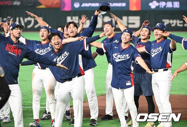 &nbsp;대표팀이 단체로 비행기 세리머니를 하고 있다.