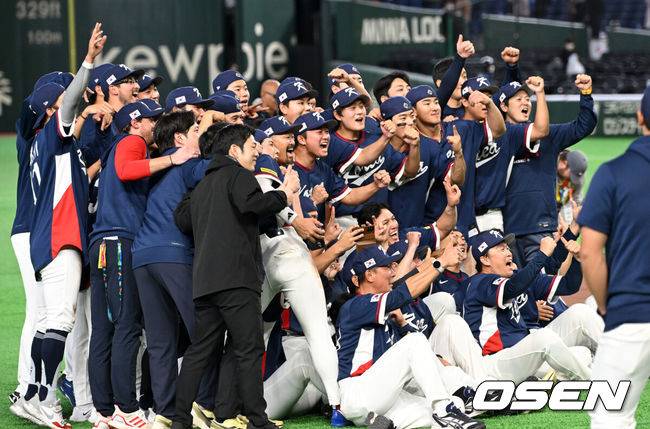 [OSEN=도쿄(일본), 손용호 기자] 도쿄의 기적이 나왔다. 한국 WBC 대표팀이 17년 만에 1라운드를 통과했다.&nbsp;한국은 9일 일본 도쿄돔에서 열린 ‘2026 월드베이스볼클래식(WBC)’ 1라운드 C조 호주와의 경기에서 로 승리를 거뒀다. 이로써 한국은 조별라운드 2승2패를 기록하면서 호주, 대만 등을 최소실점률로 제치면서 2009년 이후 17년 만에 1라운드를 통과했다. 이제 한국은 마이애미행 전세기를 탄다.경기 종료 후 한국 선수들이 기념촬영을 하고 있다. 2026.03.09&nbsp;/spjj@osen.co.kr