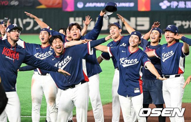 [OSEN=도쿄(일본), 손용호 기자] 도쿄의 기적이 나왔다. 한국 WBC 대표팀이 17년 만에 1라운드를 통과했다.&nbsp;한국은 9일 일본 도쿄돔에서 열린 ‘2026 월드베이스볼클래식(WBC)’ 1라운드 C조 호주와의 경기에서 로 승리를 거뒀다. 이로써 한국은 조별라운드 2승2패를 기록하면서 호주, 대만 등을 최소실점률로 제치면서 2009년 이후 17년 만에 1라운드를 통과했다. 이제 한국은 마이애미행 전세기를 탄다.경기 종료 후 한국 대표팀이 관중석을 향해 세리머니를 하고 있다. 2026.03.09&nbsp;/spjj@osen.co.kr