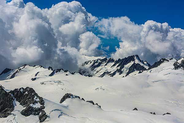 20여 개의 3,000m급 산을 거느린 마운트 쿡.