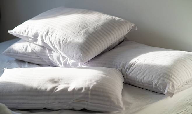 침대 위에 놓인 베개 모습. 사진=게티이미지뱅크