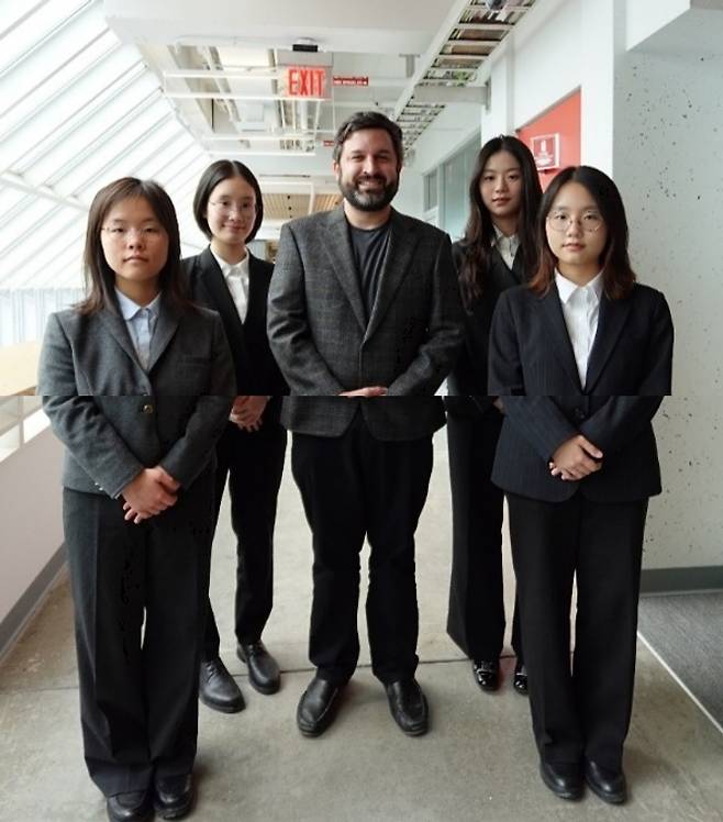 서울아카데미 디베이트 팀의 최세인·신문경 학생, 하버드 디베이트 트립 레브로빅 디렉터, 윤재인·한승윤 학생(사진 왼쪽부터)이 기념촬영을 하고 있다. 서울아카데미 제공