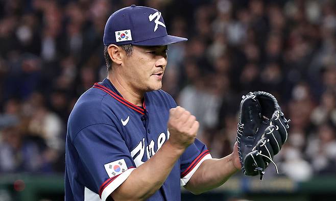 9일 일본 도쿄돔에서 열린 2026 월드베이스볼클래식 조별리그 C조 대한민국과 호주의 경기. 대한민국 투수 노경은이 2회 이닝을 무실점으로 마친 뒤 더그아웃으로 들어서고 있다. 뉴스1