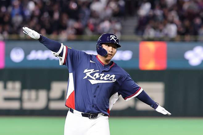 &nbsp;9일 일본 도쿄돔에서 열린 2026 WBC 조별리그 C조 4차전 한국과 호주의 경기, 2회초 무사 주자 1루 한국 문보경이 2점 홈런을 친 뒤 그라운드를 돌고 있다. 뉴시스