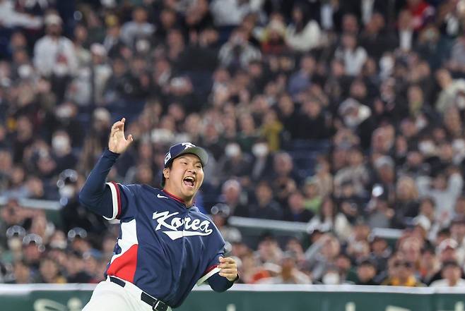 9일 일본 도쿄돔에서 열린 2026 월드베이스볼클래식(WBC) C조 조별리그 최종전 대한민국과 호주의 경기. 호주를 꺾고 8강 진출을 확정한 한국 문보경이 기뻐하고 있다. 연합뉴스