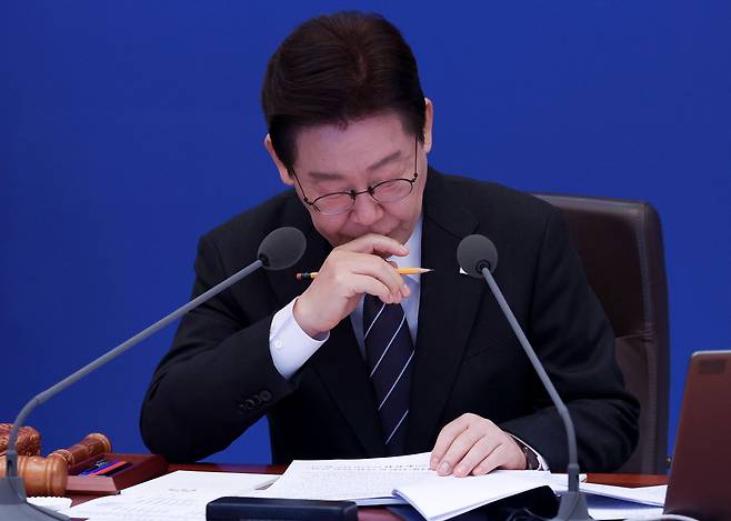 이재명 대통령이 10일 청와대에서 열린 국무회의에서 구윤철 부총리 겸 재정경제부 장관의 중동 상황 관련 대응 현황 보고를 듣고 있다. 연합