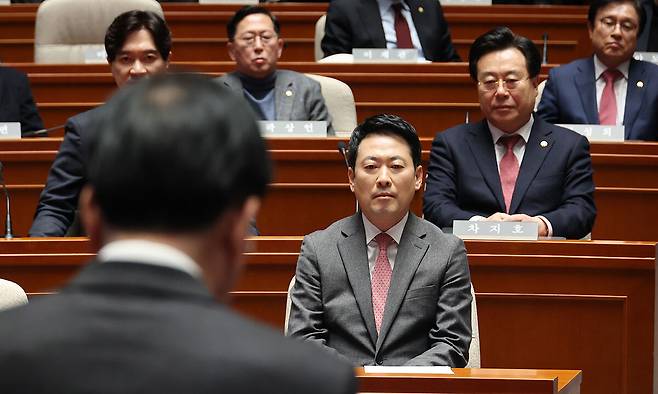 국민의힘 장동혁 대표가 9일 국회에서 열린 긴급 의원총회에서 송언석 원내대표의 발언을 듣고 있다. 연합뉴스