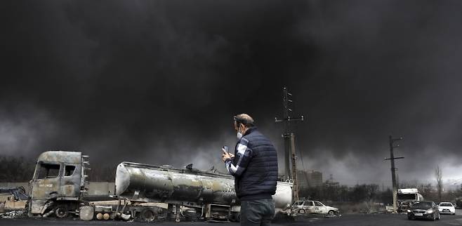 미국·이스라엘의 폭격으로 이란 테헤란 북서부 샤흐런 석유 저장소가 폭발한 다음날인 8일(현지시간) 주변 하늘이 검은 연기로 뒤덮여 있다. 테헤란 EPA 연합뉴스