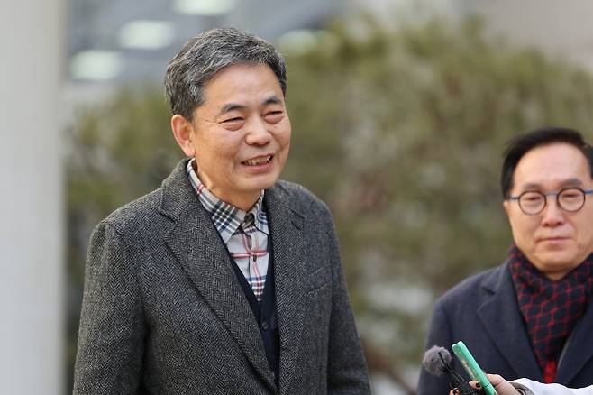 미소 보이는 곽상도 전 의원 - 곽상도 전 의원이 6일 서울 서초구 서울중앙지방법원에서 열린 1심 선고를 마친 후 입장을 밝히며 미소짓고 있다. 이날 법원은 ‘대장동 50억 클럽’ 관련 범죄 수익을 은닉한 혐의를 받는 곽 의원에 대한 공소를 기각했다. 2026.2.6 [공동취재]