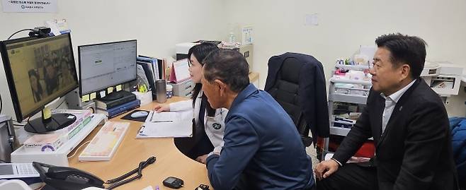 오영훈 제주지사가 9일 안덕면  서광서보건진료소에서 환자의 원격협진하는 모습을 모니터를 통해 살펴보고 있다. 제주 강동삼 기자