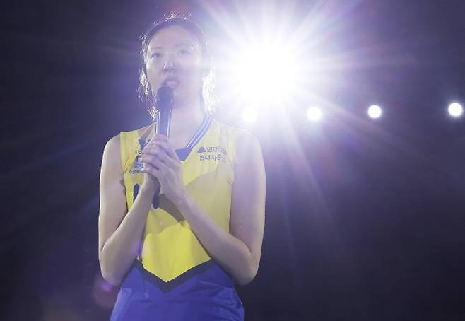 은퇴 소감 말하는 양효진 - 여자 프로배구 양효진(현대건설)이 8일 경기도 수원실내체육관에서 열린 은퇴식에서 그동안의 선수생활에 대한 소감을 말하고 있다. 연합뉴스