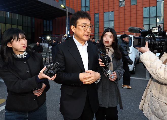 귀가하는 배우 이재룡 - 도로교통법 위반(음주운전·사고후미조치) 혐의를 받고 있는 배우 이재룡이 10일 서울 강남경찰서에서 피의자 조사를 마친 뒤 귀가하고 있다. 2026.3.10 뉴시스