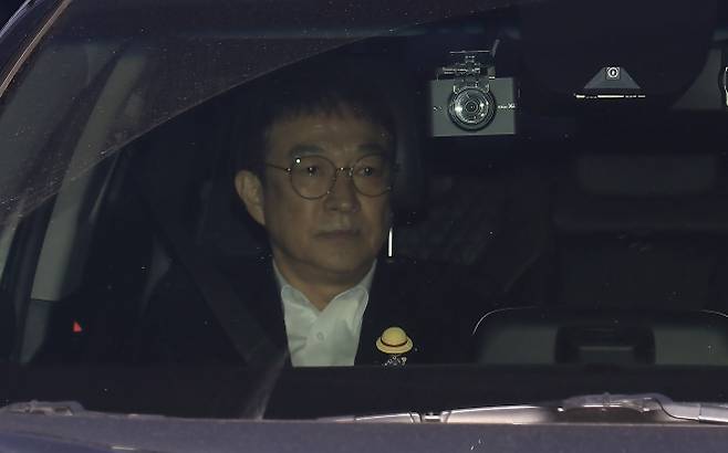 배우 이재룡, 음주운전 피의자 조사 받고 귀가 - 음주운전을 시인한 배우 이재룡이 10일 오후 서울 강남경찰서 교통조사계에서 피의자 신분으로 조사를 받고 나와 대기하던 차량에 올라 이동하고 있다. 이씨는 지난 6일 오후 11시쯤 서울 지하철 9호선 삼성중앙역 인근에서 차량을 몰다 중앙분리대를 들이받고 도주한 혐의를 받는다. 2026.3.10 뉴스1