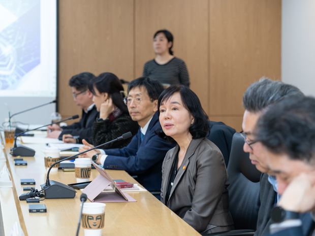 송경희(오른쪽 세 번째) 개인정보보호위원회 위원장이 9일 서울 중구 소재 한국지능정보사회진흥원 서울사무소에서 개최된 ‘개인정보 유관학회 정책간담회’에 참석했다. 사진 제공=개인정보위