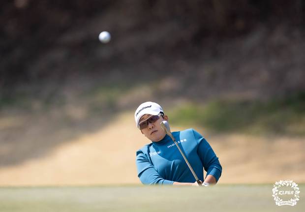 칩샷을 하고 있는 신지애. 사진 제공=KLPGA