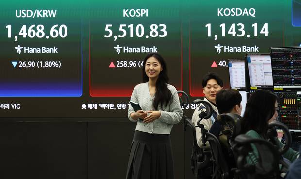 코스피가 급등하며 매수 사이드카가 발동한 10일 오전 서울 중구 하나은행 딜링룸 전광판에 코스피 시황이 표시되고 있다. 뉴스1