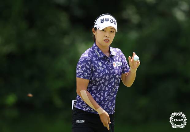 퍼팅 후 갤러리에게 인사하고 있는 김수지. 사진 제공=KLPGA