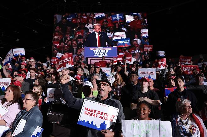 2024년 10월18일 미국 미시간주 디트로이트에서 열린 선거유세 집회. 도널드 트럼프 당시 대선후보의 연설에 지지자들이 환호하고 있다. ⓒAFP PHOTO