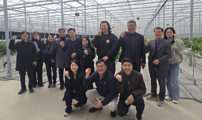 영천시 지역특화 임대형 스마트팜을 견학온 타지역 농업인들이 시설에 대한 설명을 듣고 있다. ⓒ영천시 제공