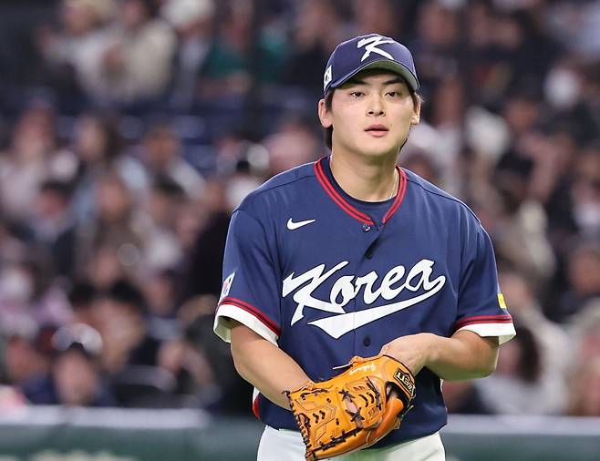 야구 대표팀 조병현이 9일 일본 도쿄돔서 열린 WBC 본선 1라운드 C조 호주와 경기에서 8회말을 실점 없이 막은 뒤 덕아웃으로 향하고 있다.도쿄｜뉴시스