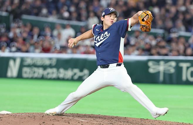 야구 대표팀 조병현이 9일 일본 도쿄돔서 열린 WBC 본선 1라운드 C조 호주와 경기에 마무리투수로 등판해 8회말 힘차게 공을 던지고 있다. 도쿄｜뉴시스