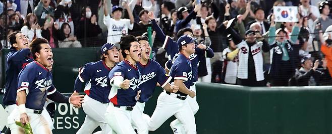 한국 선수들이 9일 일본 도쿄돔에서 열린 2026 WBC 호주전에서 7-2로 승리해 8강 진출을 확정하자 그라운드로 달려나가며 기뻐하고 있다. 연합뉴스
