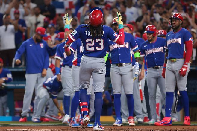 도미니카공화국 페르난도 타티스 주니어가 10일 WBC 이스라엘전에서 만루홈런을 치고 홈으로 들어오면서 세리머니하고 있다. Imagn Images연합뉴스