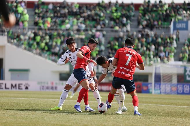 김천 상무 김주찬과 고재현(빨간 유니폼)이 지난 8일 전북 현대와의 2026시즌 K리그1 2라운드 홈경기에서 김태현의 볼을 빼앗으려 하고 있다. 프로축구연맹 제공