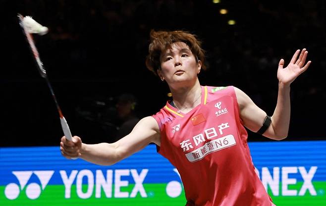 ▲ 중국 매체 'QQ 뉴스'는 "왕즈이가 자신의 한계를 넘어섰다. 늘 정상에 한두 걸음 모자랐던 그였지만 이번에는 다른 결말을 만들어냈다"면서 "왕즈이는 두 팔을 들어 올리며 오랜 기간 꿈꿔온 안세영전 승리 기쁨을 만끽했다"고 적었다. ⓒ연합뉴스/REUTERS