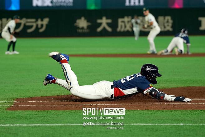 ▲ 한국 주장 이정후가 슬라이딩을 시도하고 있다.