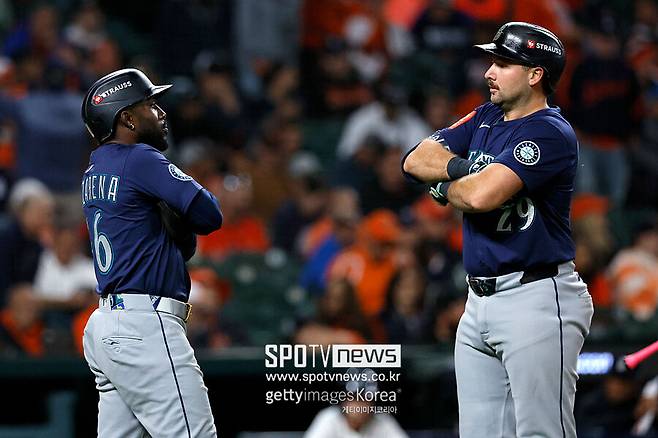 ▲ 랜디 아로자레나(왼쪽)와 칼 랄리의 '시건방 포즈' 세리머니.