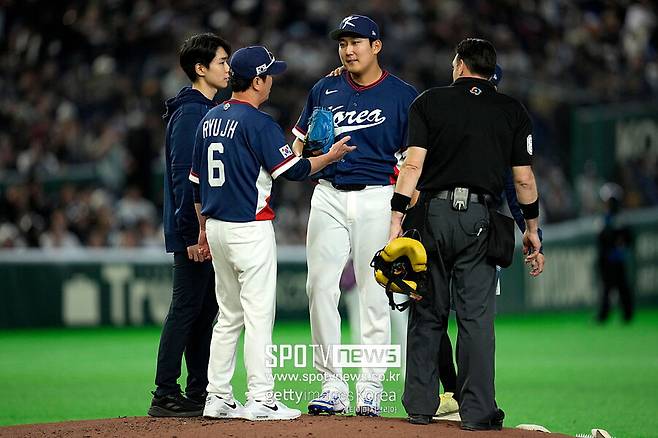 ▲ 류지현 한국 야구 대표팀 감독이 지난 9일 일본 도쿄돔에서 열린 2026 월드베이스볼클래식 1라운드 C조 호주전에서 좌완 선발투수 손주영의 몸 상태를 체크하고 있다. 손주영은 왼쪽 팔꿈치에 불편감을 느껴 1이닝만 던진 채 강판당했다. 정밀 검진을 위해 미국으로 향하지 않고 10일 한국으로 귀국하기로 결정했다.