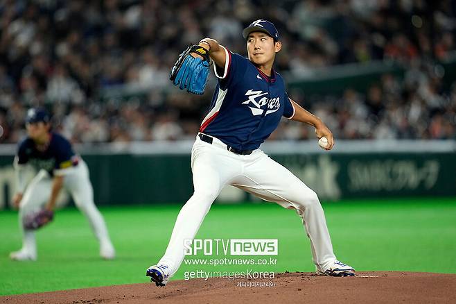 ▲ 한국 야구 대표팀 좌완 투수 손주영이 지난 9일 일본 도쿄돔에서 열린 2026 월드베이스볼클래식 1라운드 C조 호주전에 선발 등판해 투구하고 있다. 손주영은 이날 왼쪽 팔꿈치에 불편감을 느껴 1이닝만 던진 채 강판당했다. 정밀 검진을 위해 미국으로 향하지 않고 10일 한국으로 귀국하기로 결정했다.