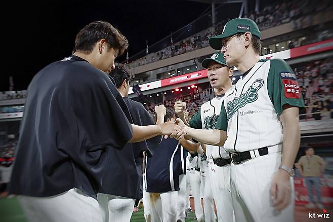 ▲ 문용익(왼쪽)과 이강철 감독 ⓒKT 위즈