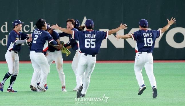 외야에 있는 이정후를 향해 달려가는 선수들. /사진=강영조 선임기자